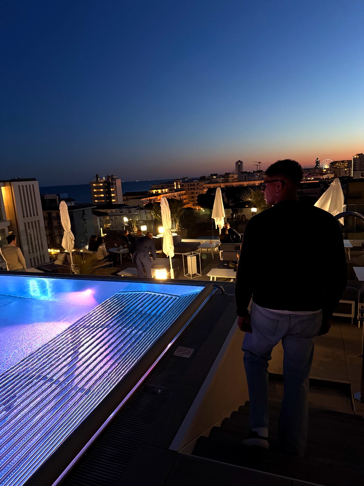 Rooftop lounge al tramonto